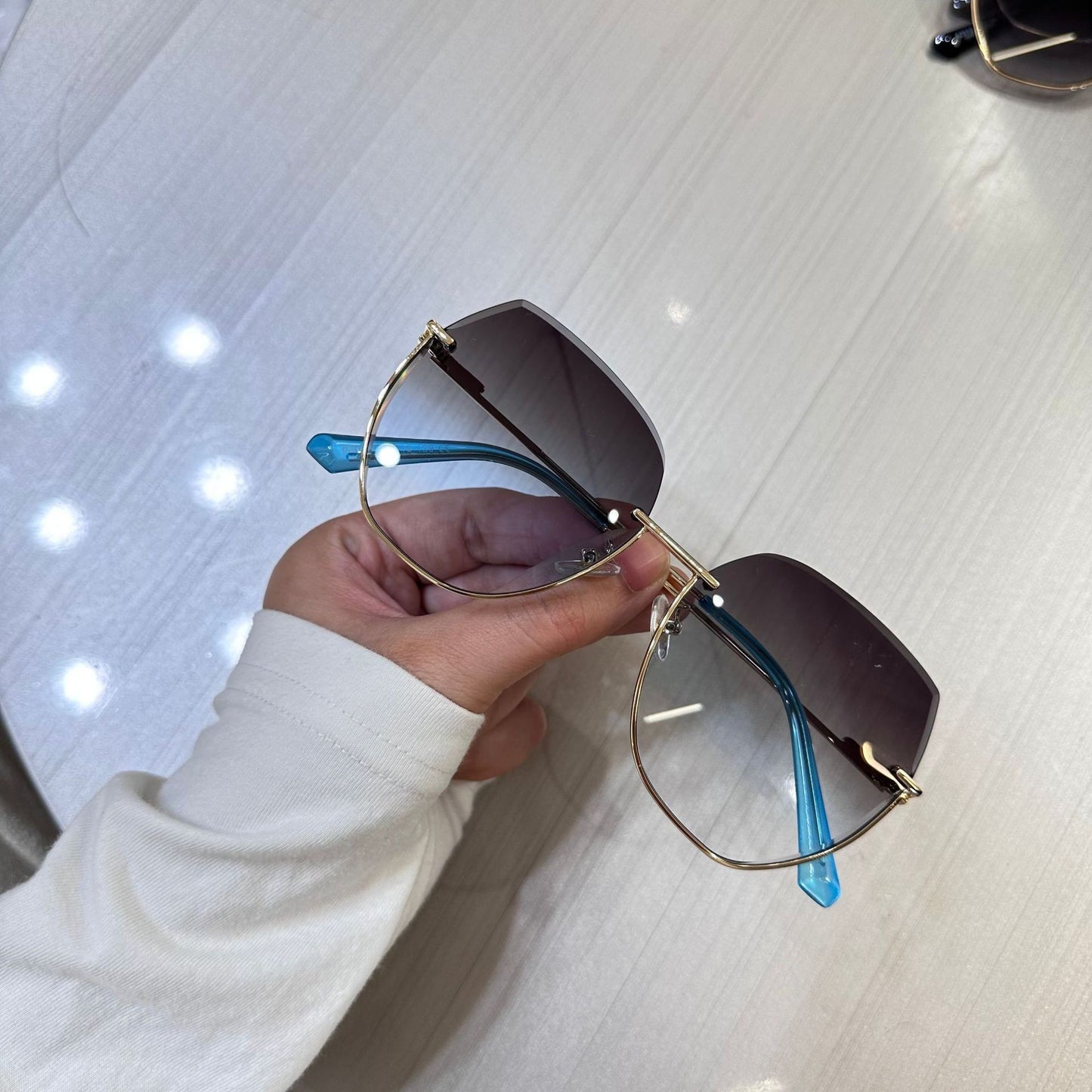 Damen Sonnenbrille mit elegantem, breitem Rahmen und luxuriösen Akzenten Brehn