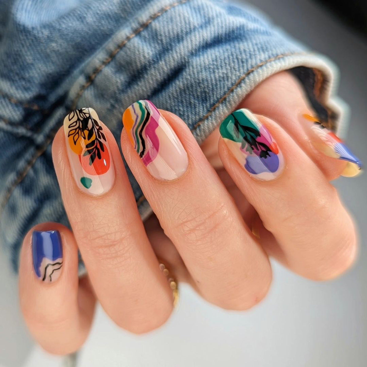 Kunstvolle Nagelgestaltung mit bunten Akzenten Brehn