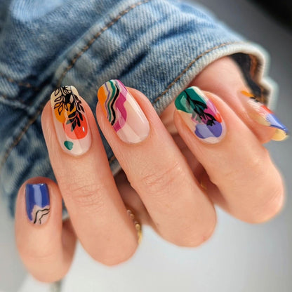 Kunstvolle Nagelgestaltung mit bunten Akzenten Brehn