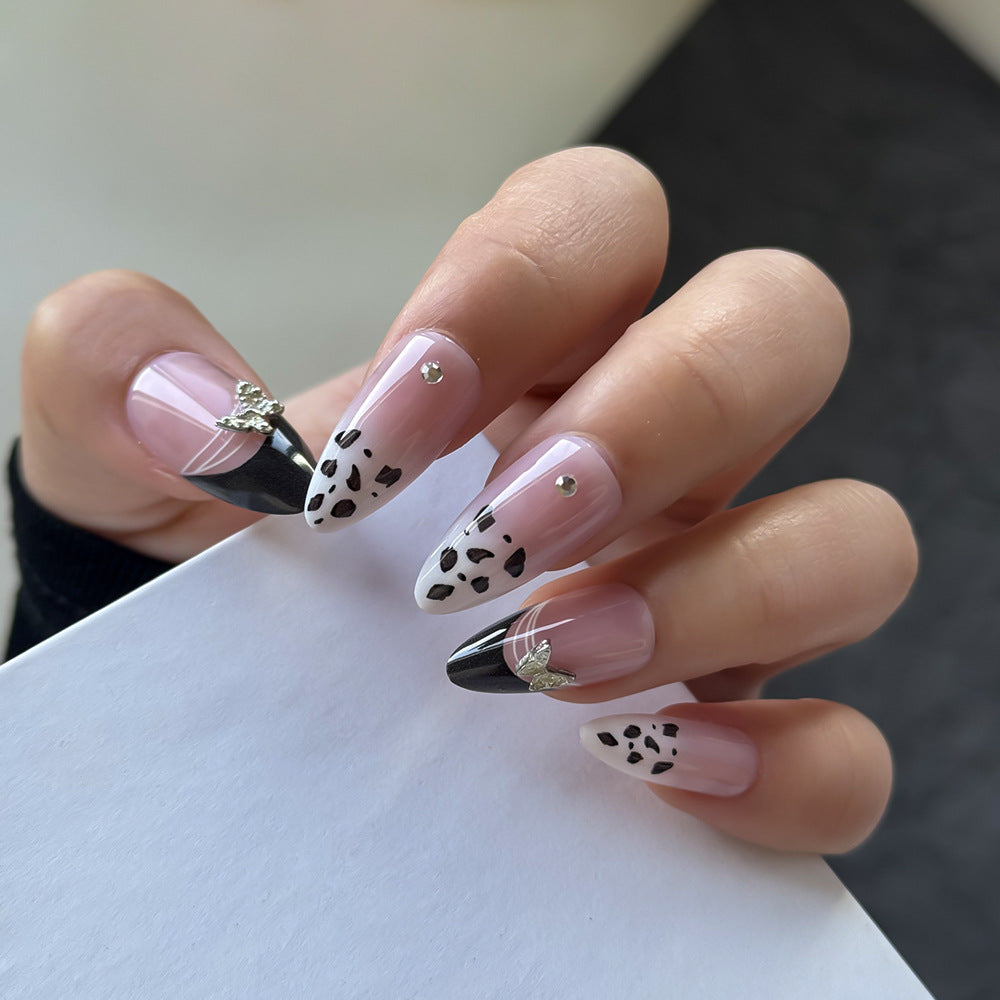 Künstlerisches Press-On Nagelset mit eleganten Designs Brehn