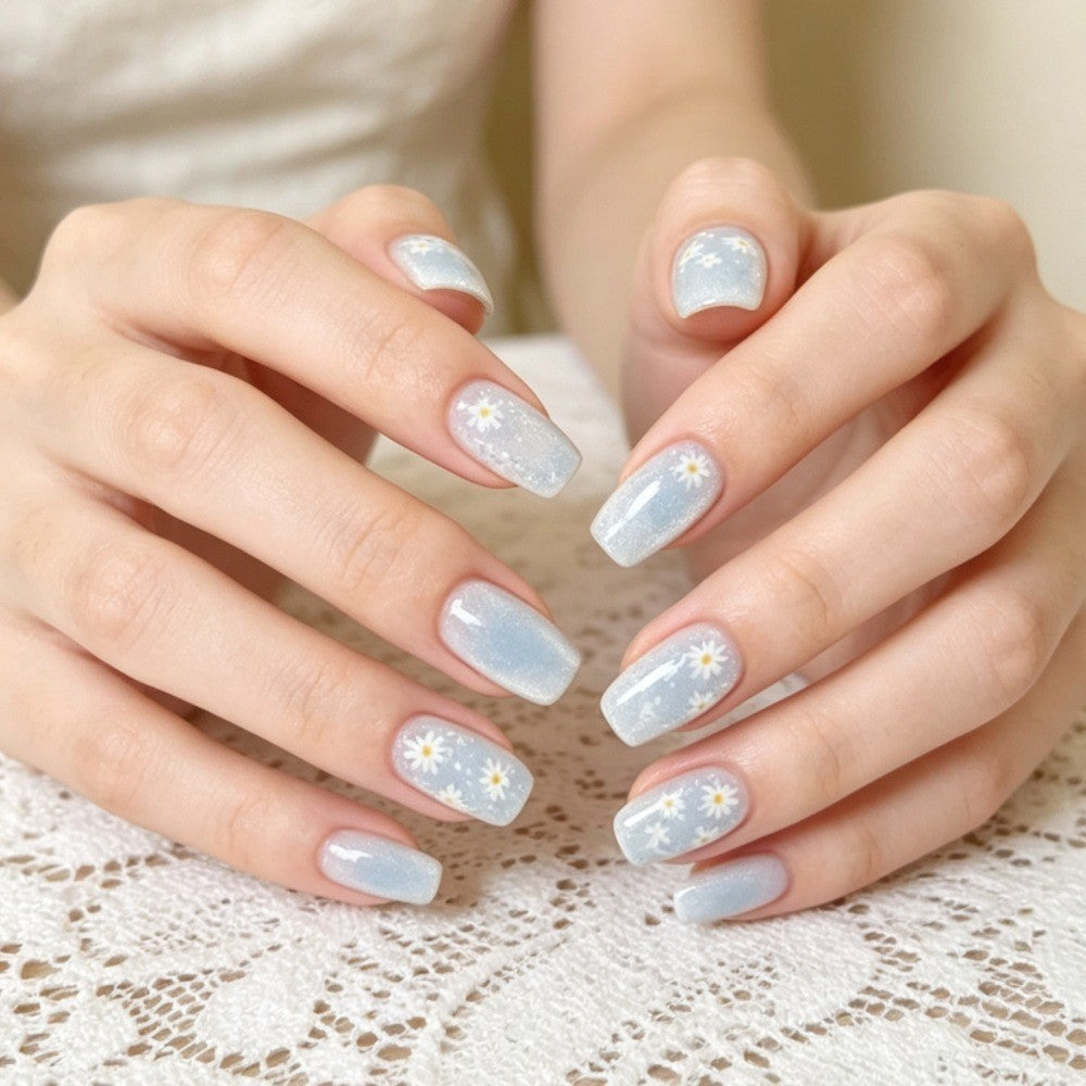 Künstlerisches Press-On-Nagelset mit floralen Akzenten Brehn