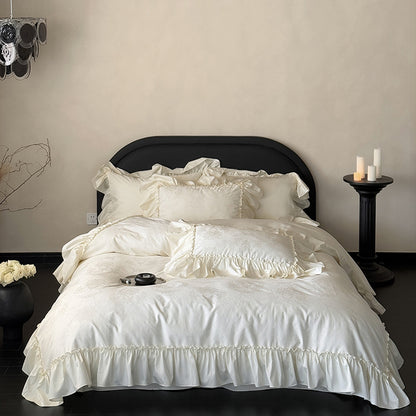 Jacquard-Satin Bettwäschegarnitur mit Volantrand und dekorativen Rüschenkissen