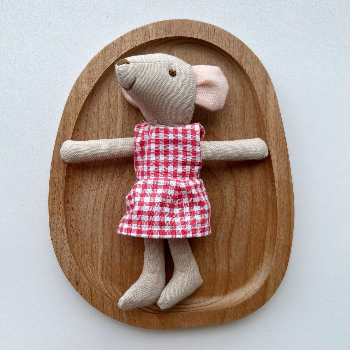 Handgefertigte Bio-Baumwolle Hasenpuppe mit Leinenjacke und karierten Shorts