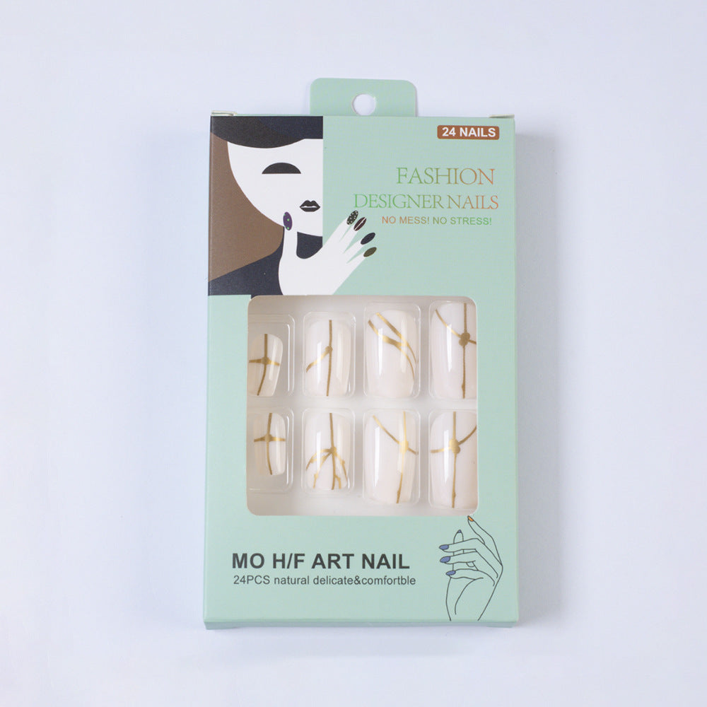 Kunstnägel mit elegantem goldenen Linienmuster Brehn