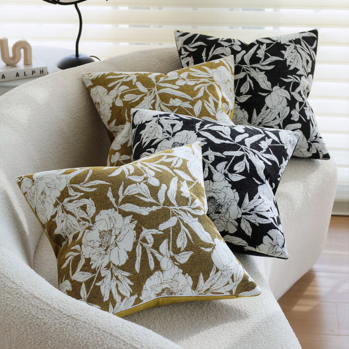 Quadratischer Dekorativer Kissenbezug mit großem Blumen‑Jacquard und samtigem Rückteil Brehn