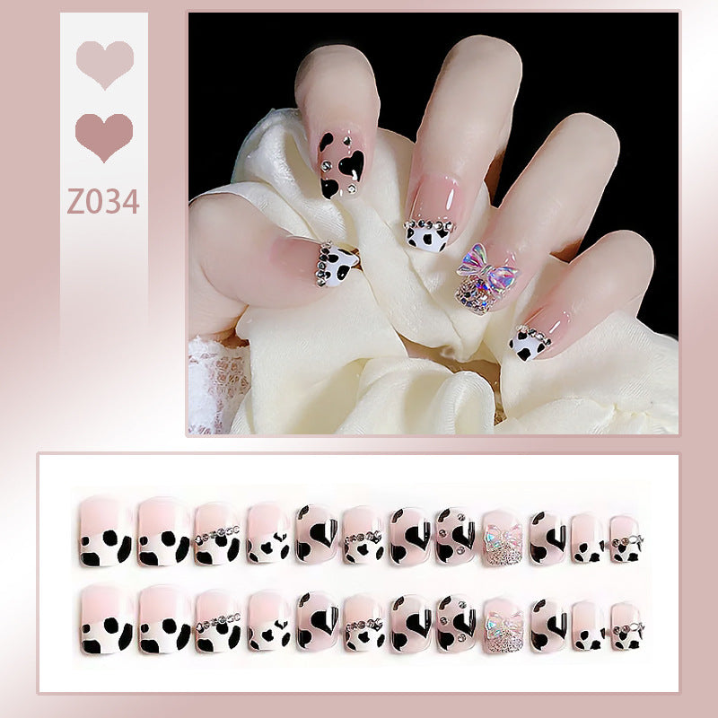 Kunstnagelset mit eleganten Glitzerverzierungen und schimmernden Akzenten Brehn