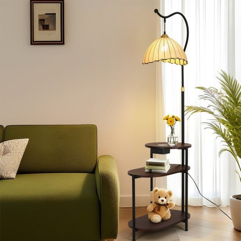 Stehlampe mit integriertem Beistelltisch