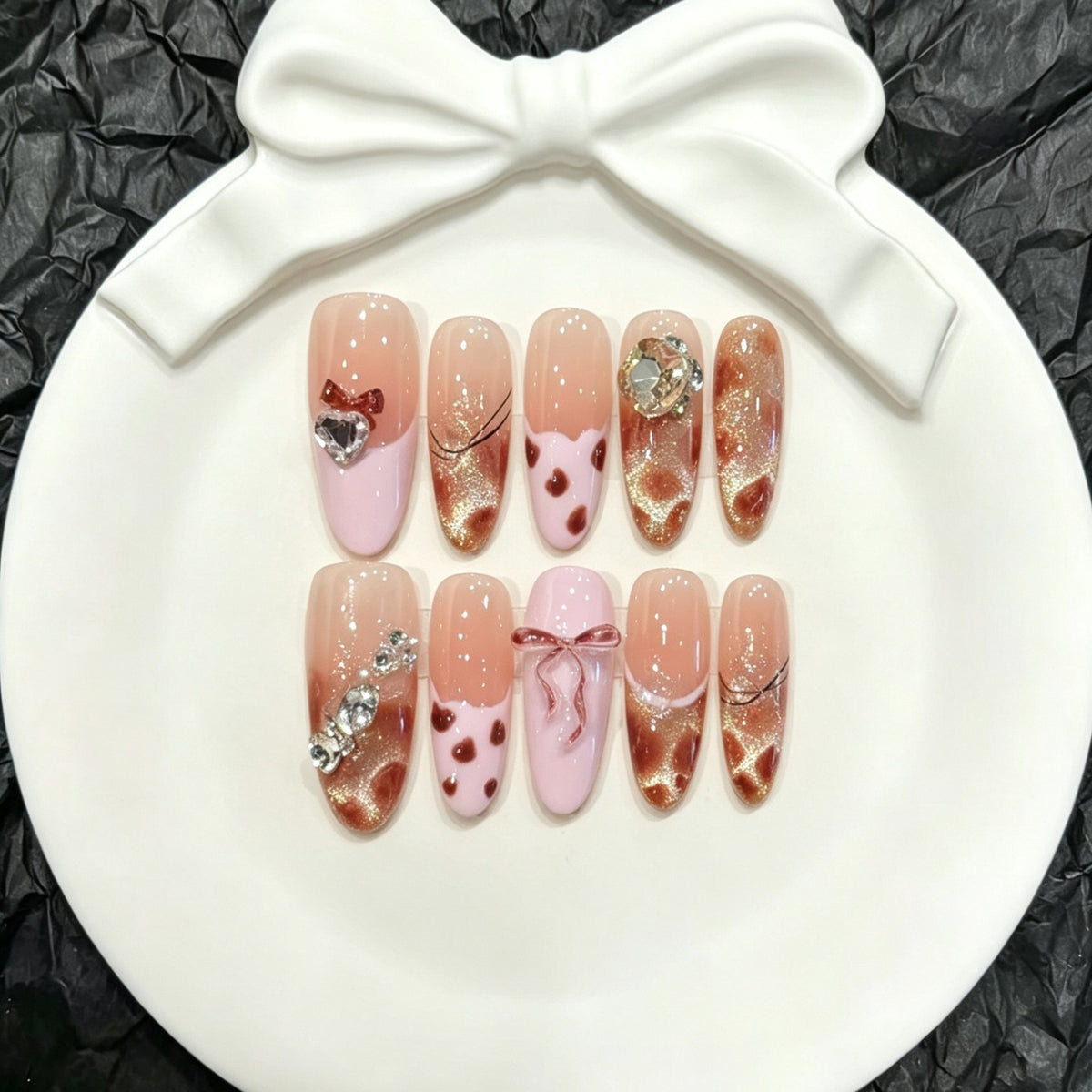 Künstlerisches Gel Press-On Nagelkunstset mit Glitzer und dekorativen Akzenten