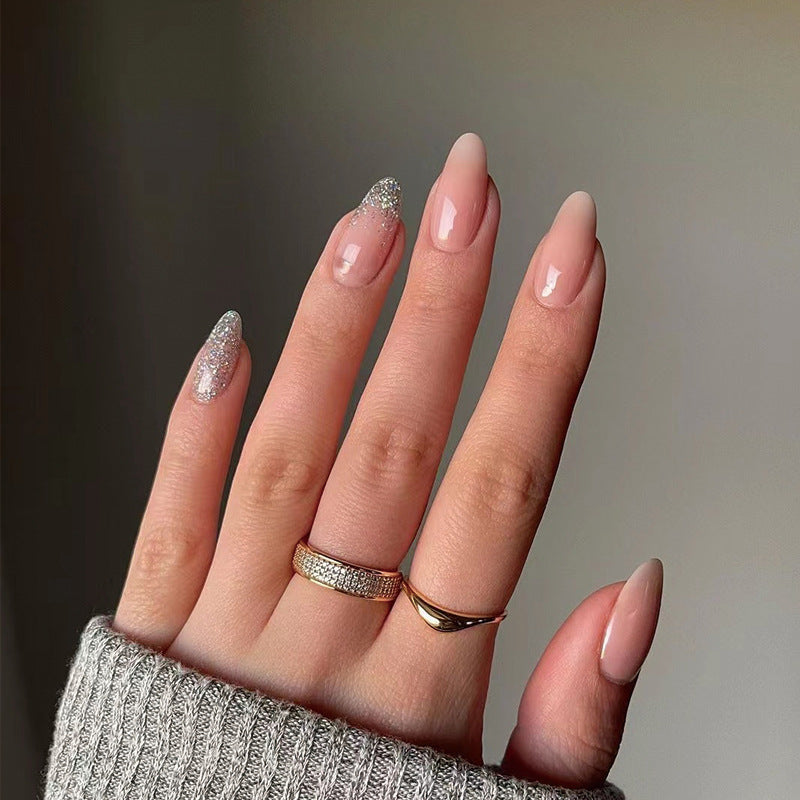 Kunstvolle Nagelkunst mit Strassverzierungen und elegantem Farbverlauf Brehn