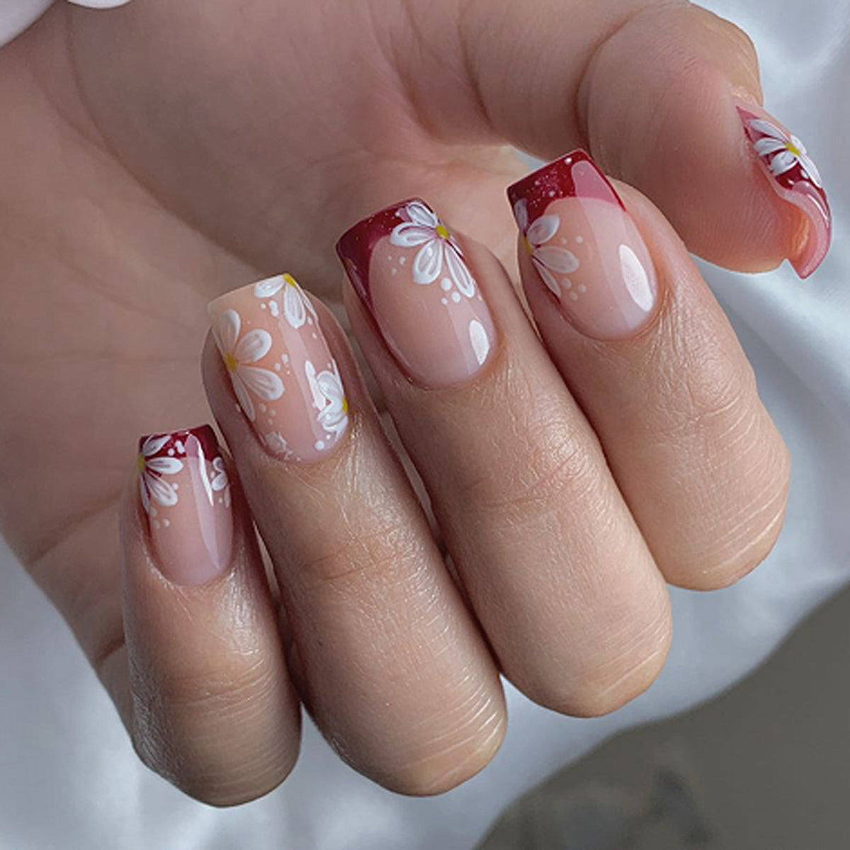 Kunstvolle Nagelverlängerungen mit Blumenmotiv Brehn
