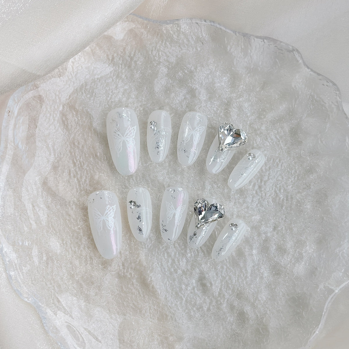 Künstlerisches Press-On Nagelkunst Set mit Schmetterlingsdesign und Juwelenakzenten