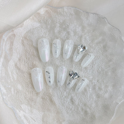 Künstlerisches Press-On Nagelkunst Set mit Schmetterlingsdesign und Juwelenakzenten
