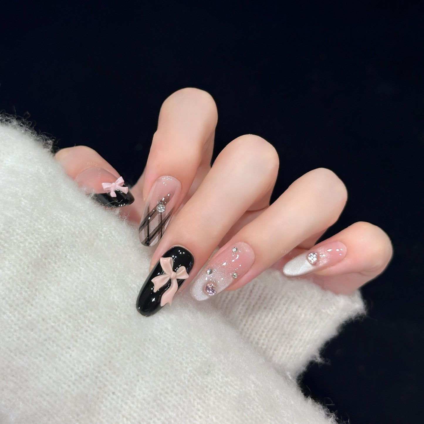 Künstliche Nagelspitzen mit Eleganten Schleifen und Glitzerdetails Brehn
