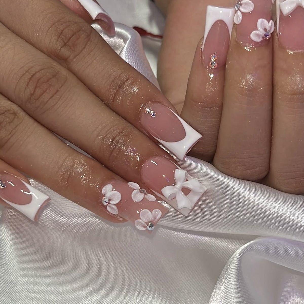 Blumenverzierte Acrylnagelverlängerungen Brehn