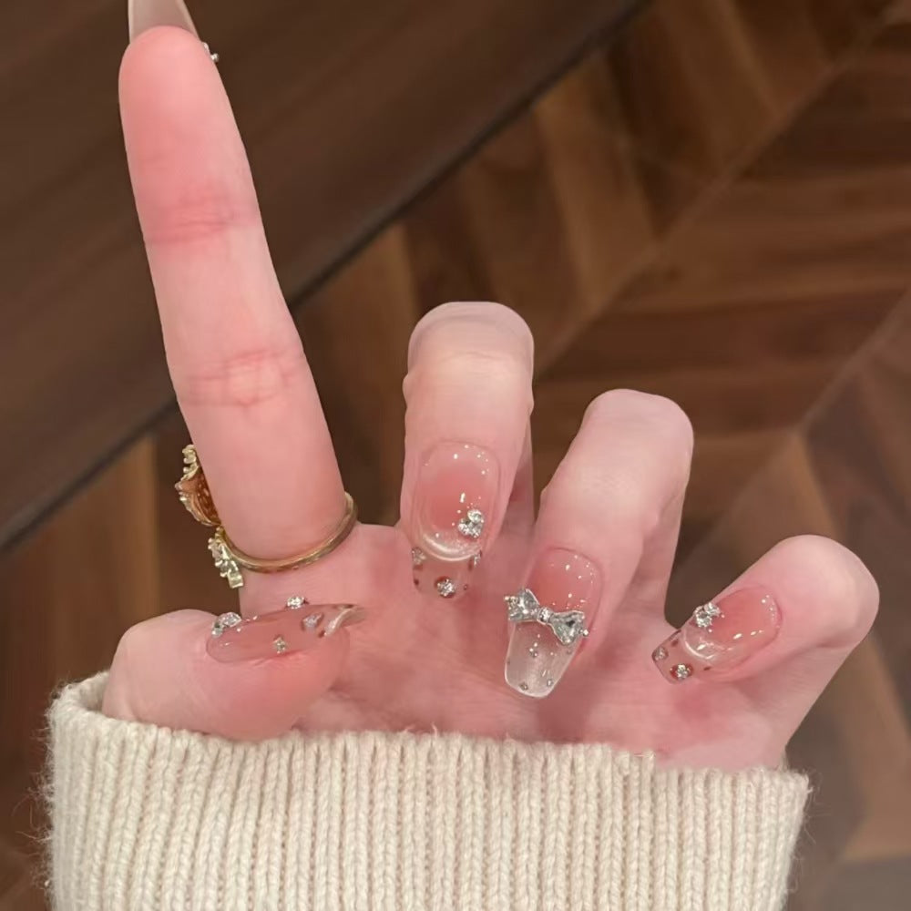 Künstlerisches Press-On-Nageldesign mit floralen Akzenten Brehn
