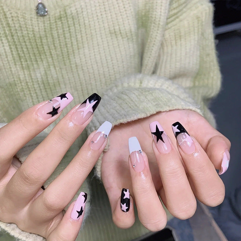 Kunstnagelset mit glamourösem Sternen-Design und funkelnden Akzenten Brehn