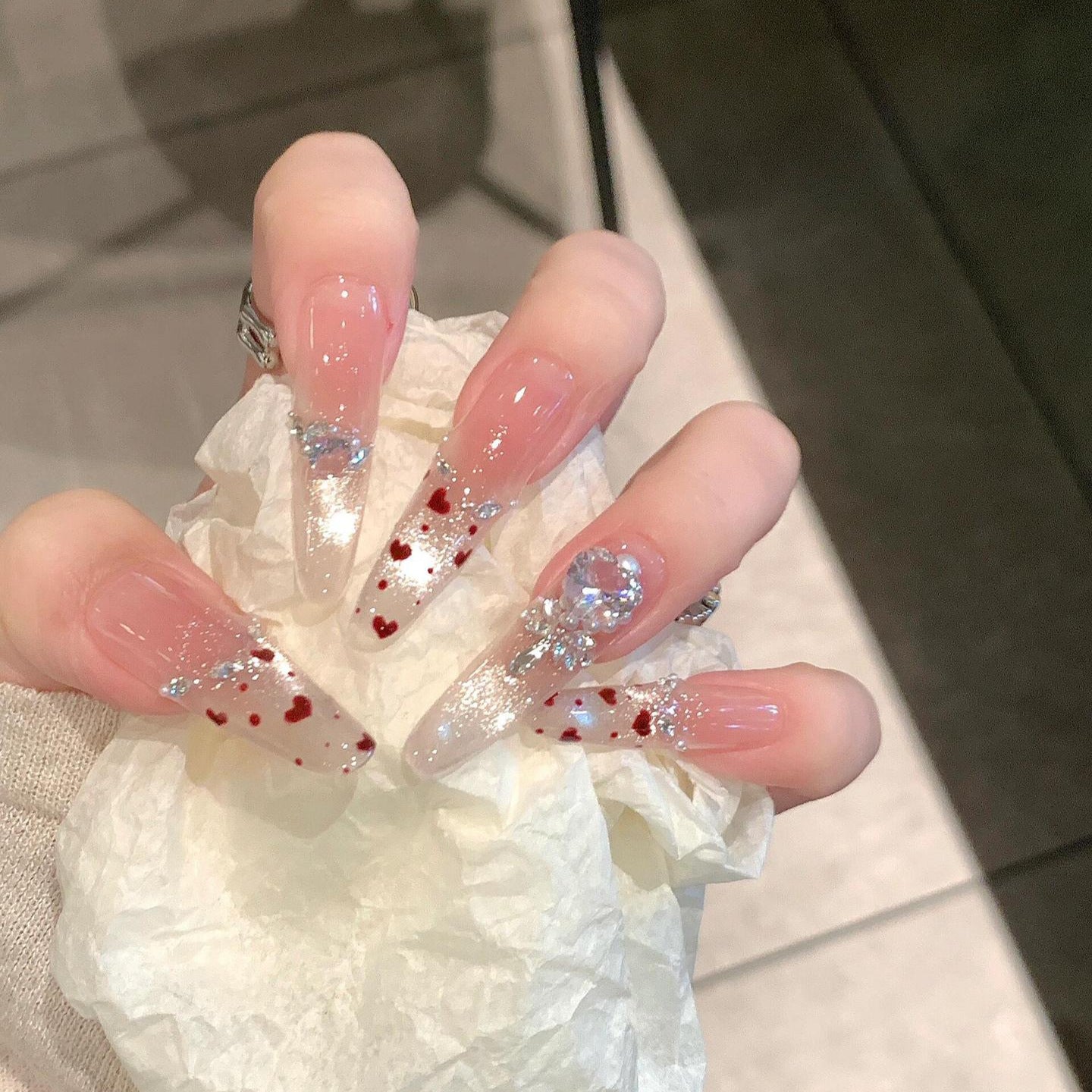 Kunstnagelset mit Funkelnden Strass- und Herzdesign Brehn