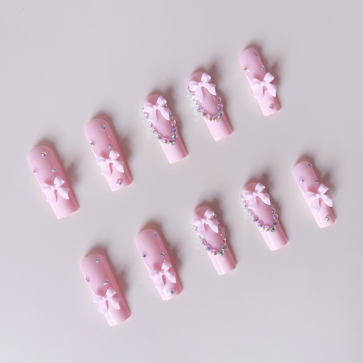 Kunstnagelset mit filigranen Bogenverzierungen und Strassdetails Brehn