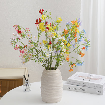 Künstlicher Blütenzweig mit zarten blauen Blumen und grünen Beeren Brehn