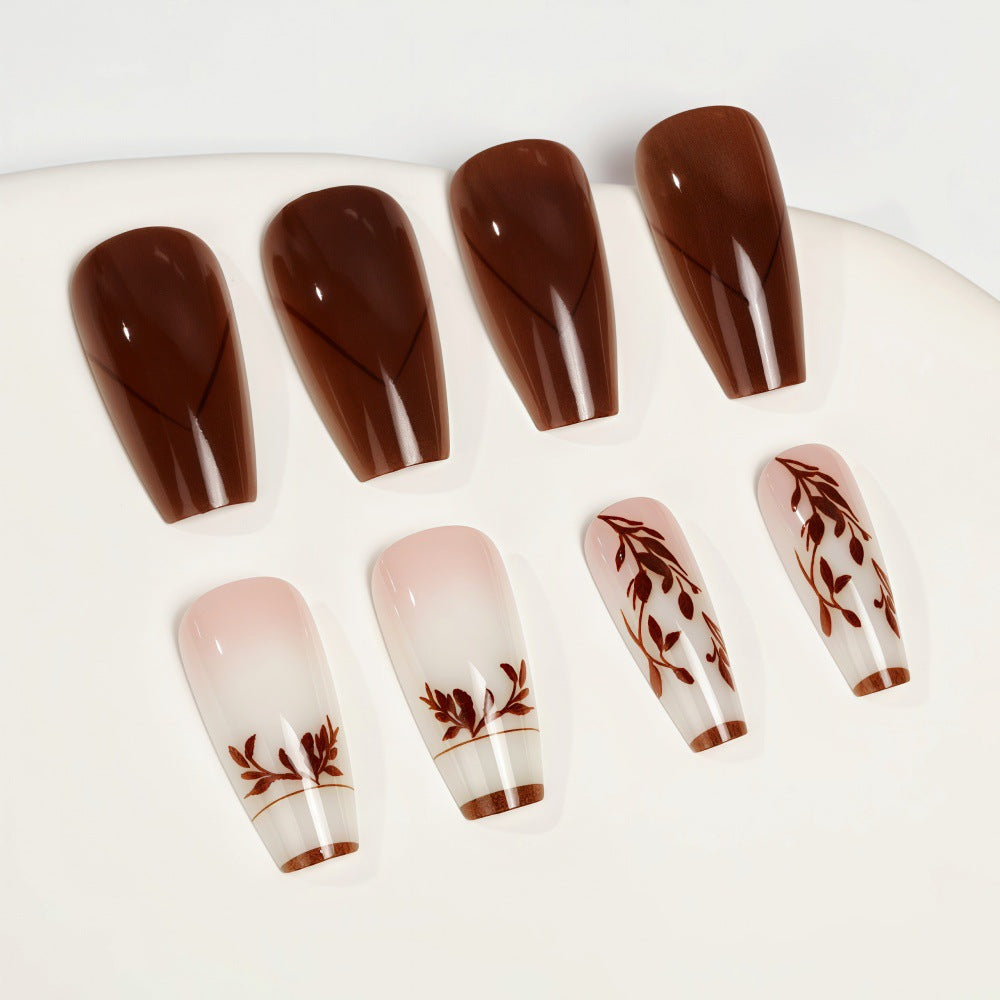Elegante Kunstnägel mit filigranen Blattmustern Brehn