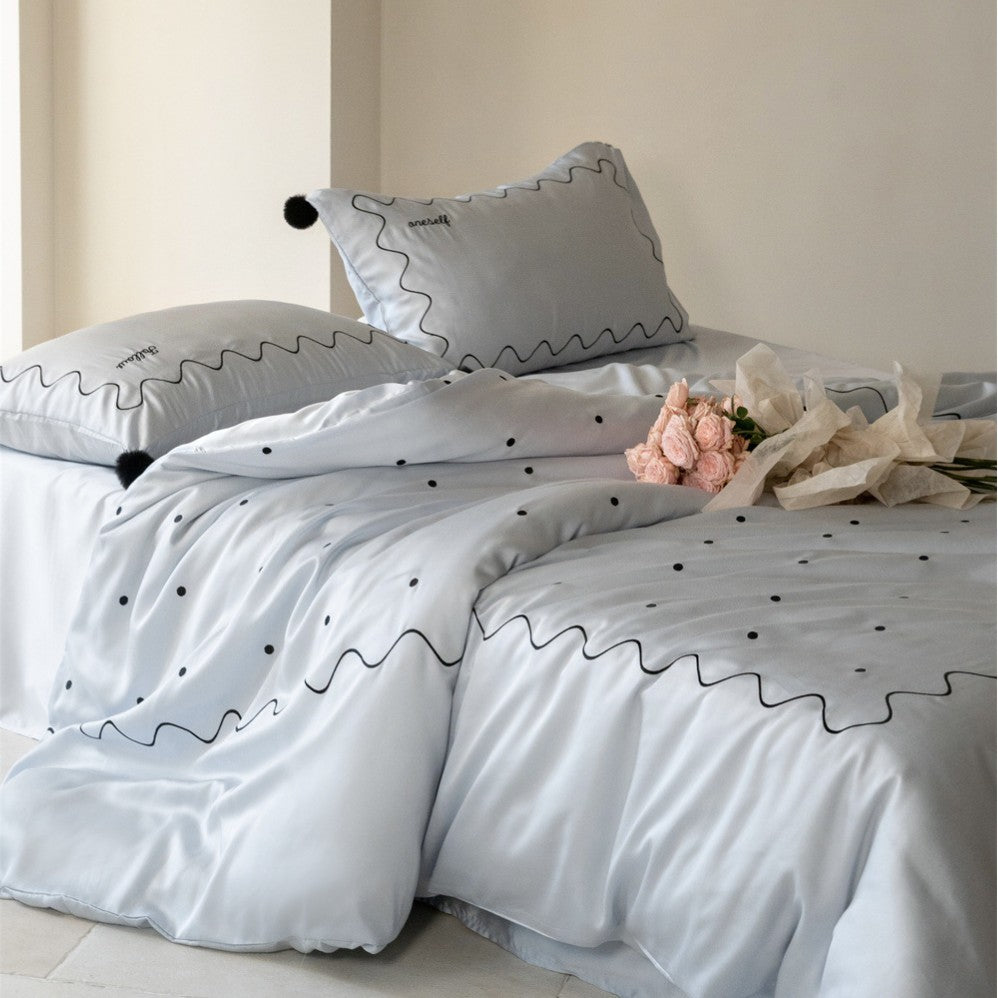 Bettwäsche-Set aus Baumwollsatin mit gewellter Stickkante und Pompon-Kissen