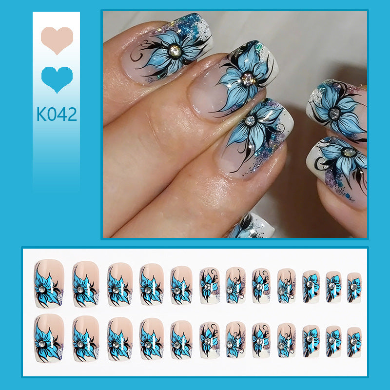 Kunstnagelset mit detailreichen floralen Designs und Glitzerelementen Brehn