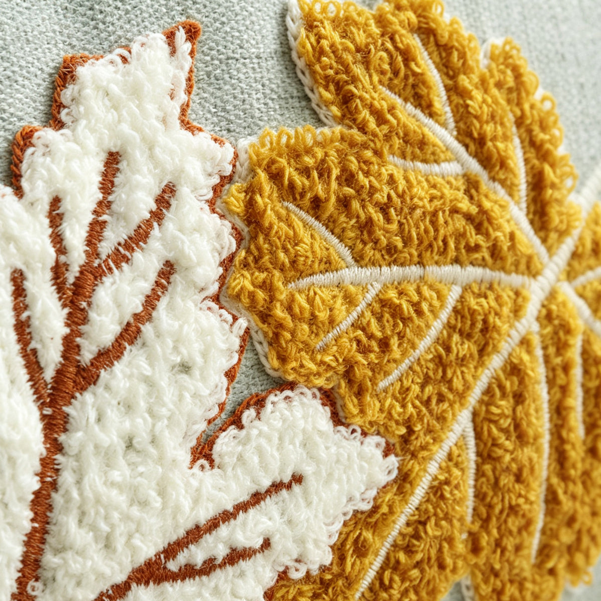 Gestickter herbstlicher Ahorn-Lendenkissenbezug mit strukturiertem Chenille-Blattapplikation
