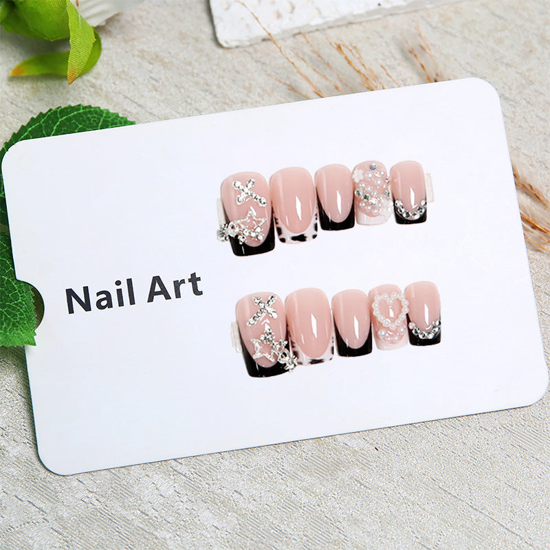 Kunstvolle 3D Nagelspitzen mit Perlen- und Schleifenakzenten Brehn