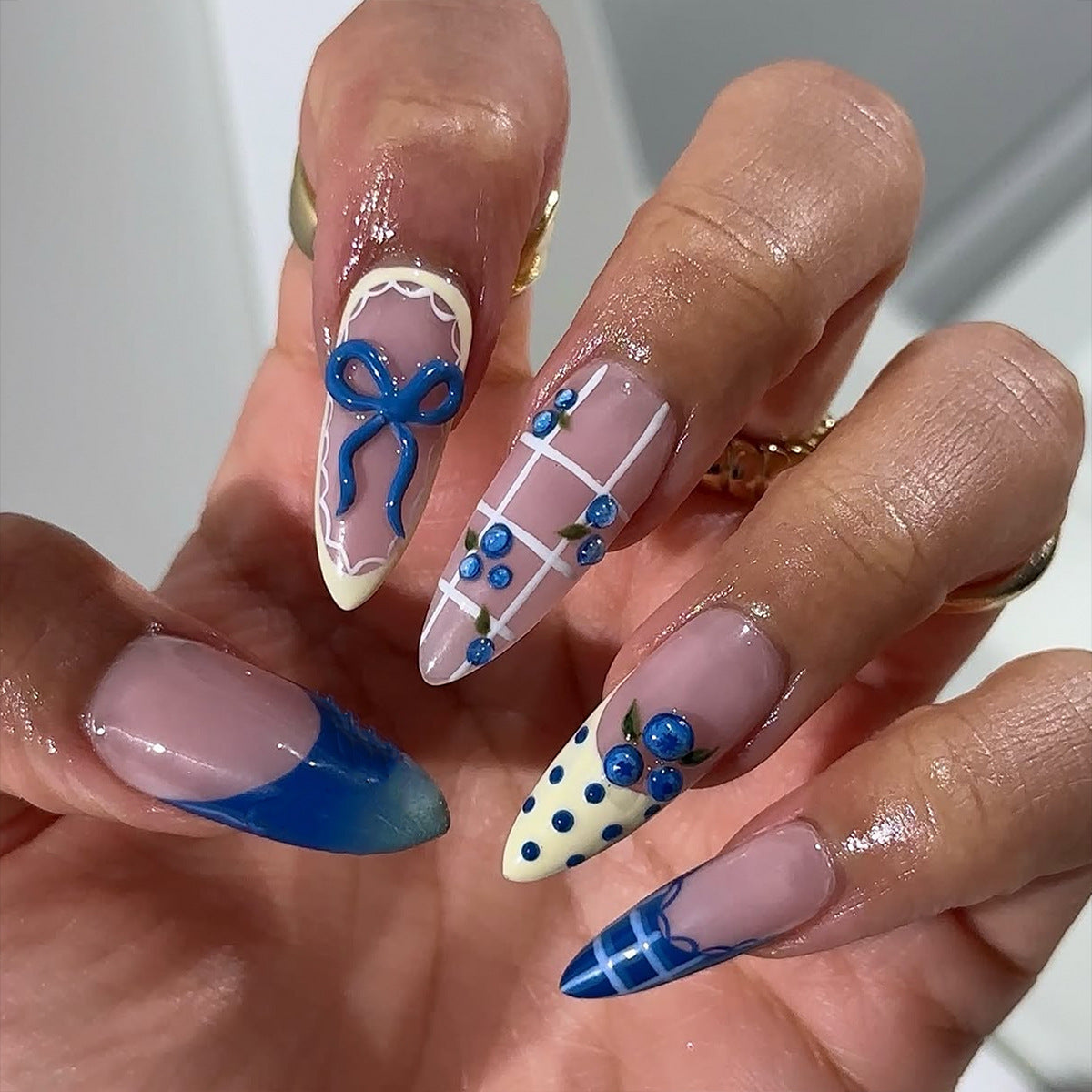 Kunstfingernägel mit Verspieltem Design und Eleganten Akzenten Brehn