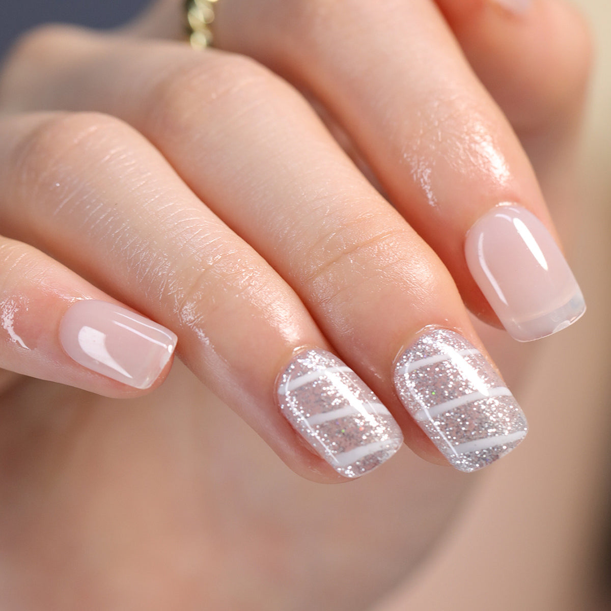 Kunstvolle und glitzernde Nageldesigns Brehn