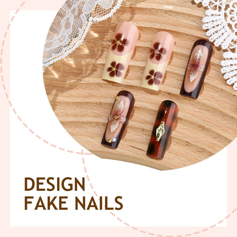 Künstliche Nail Art mit floralem und glamourösem Design Brehn