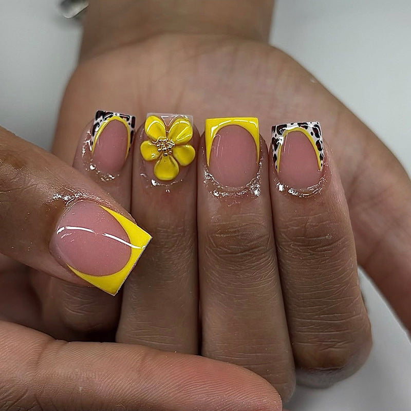 Kunstnagelset mit fröhlichen Blumen- und Tiermotiven Brehn