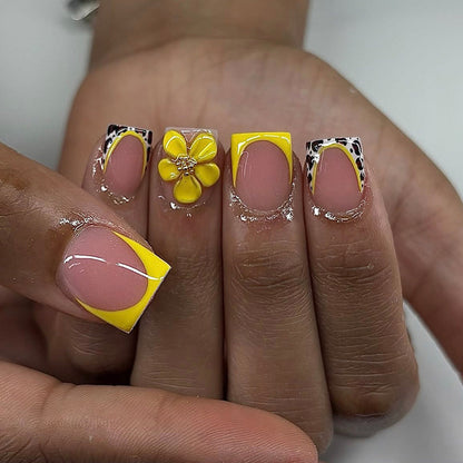 Kunstnagelset mit fröhlichen Blumen- und Tiermotiven Brehn