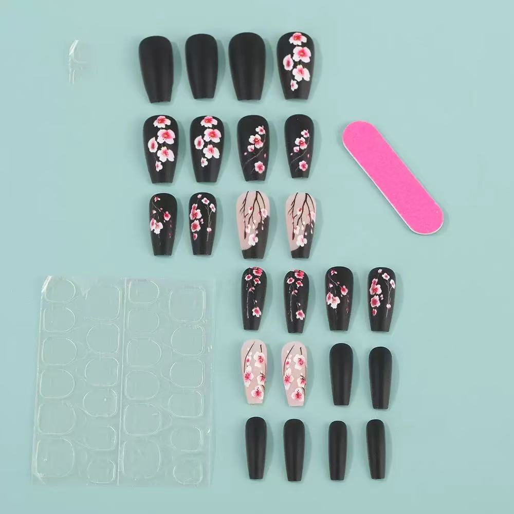 Kunstnagelset mit floralen Akzenten und mattem Finish Brehn