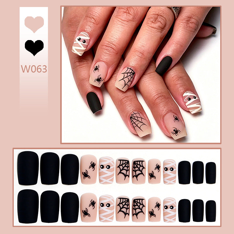 Kunstnagelset mit gruseligem Halloween-Motiv und filigranen Spinnen-Designs Brehn