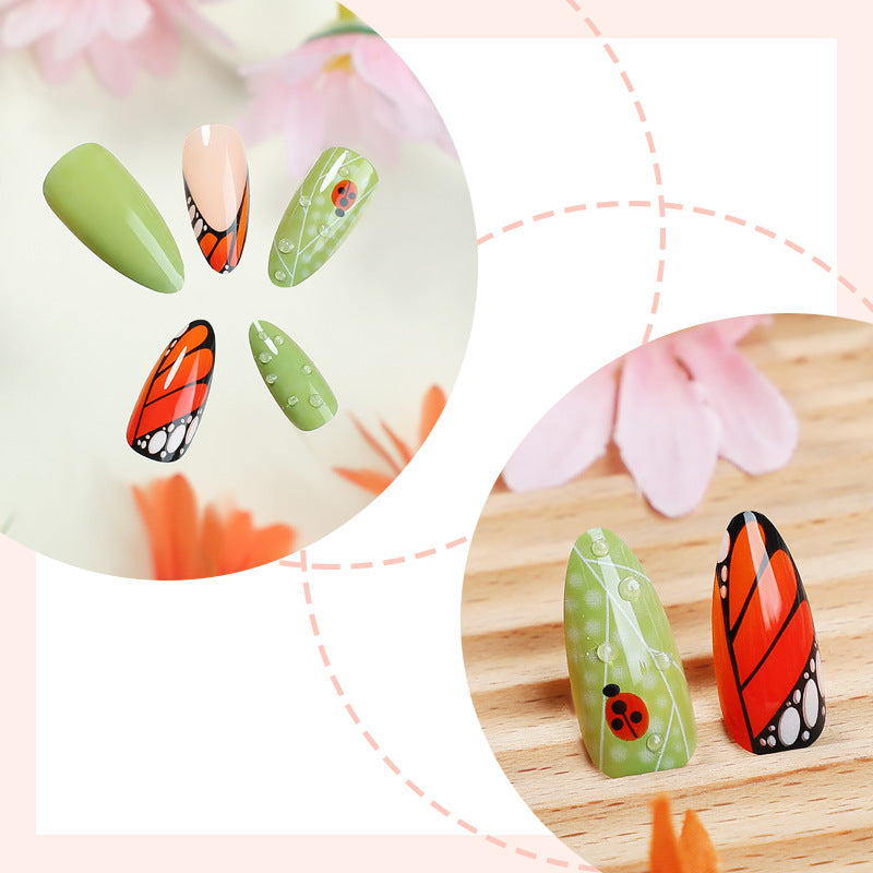 Künstlerisches Press-On-Nagel-Set mit Schmetterlings- und Blumendesigns Brehn