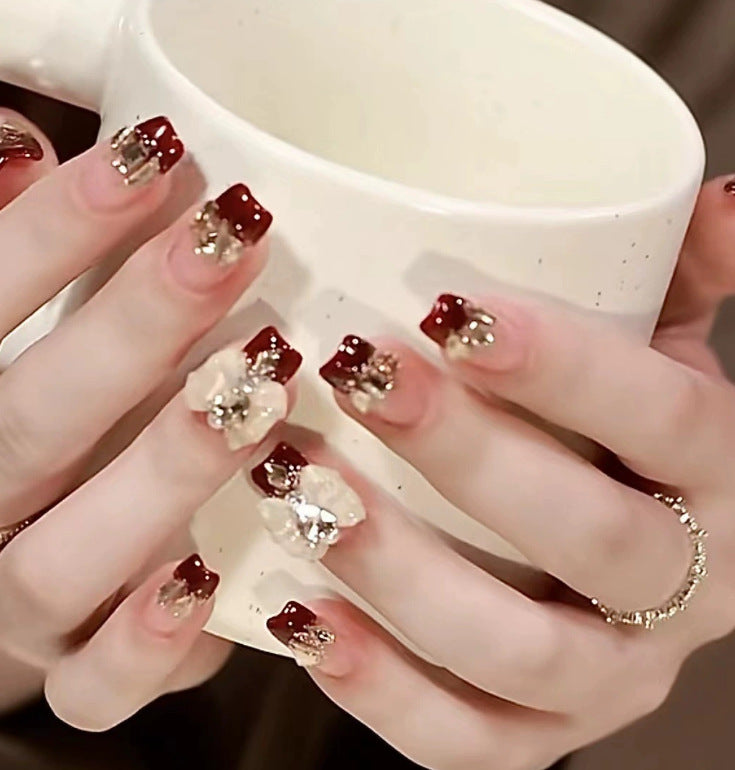 Elegantes Nageldesign mit Perlenverzierung Brehn