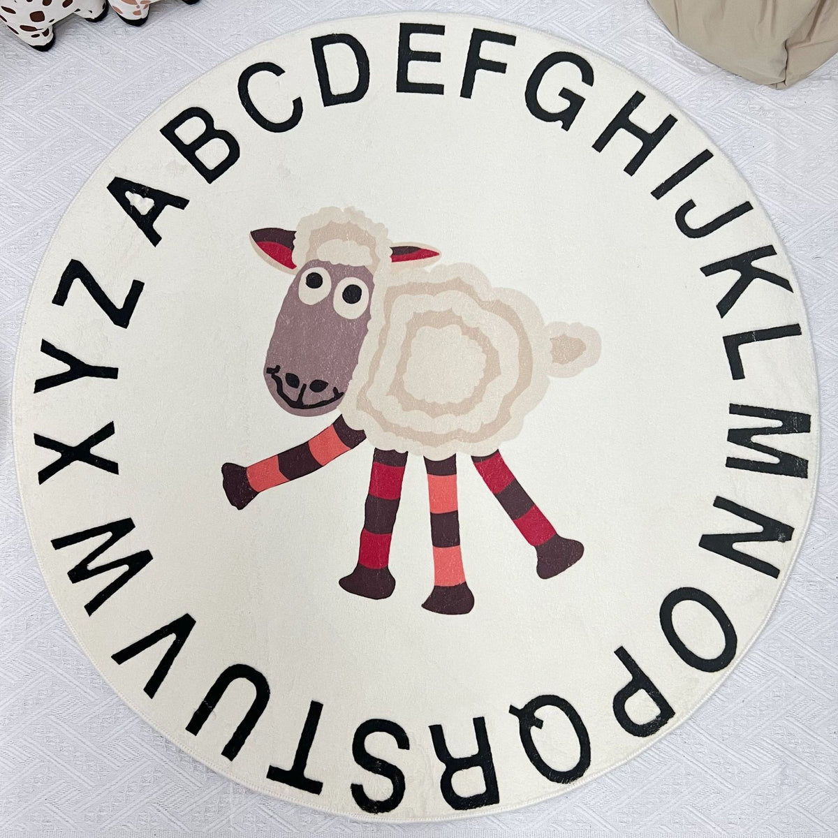 Runder Bildungsalphabet Spielteppich mit Schaf-Illustration