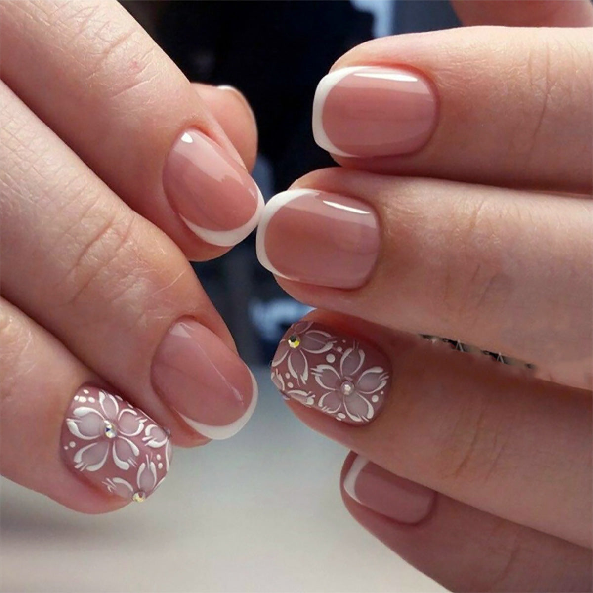 Kunstnagelset mit elegantem French Design und floralen Akzenten Brehn