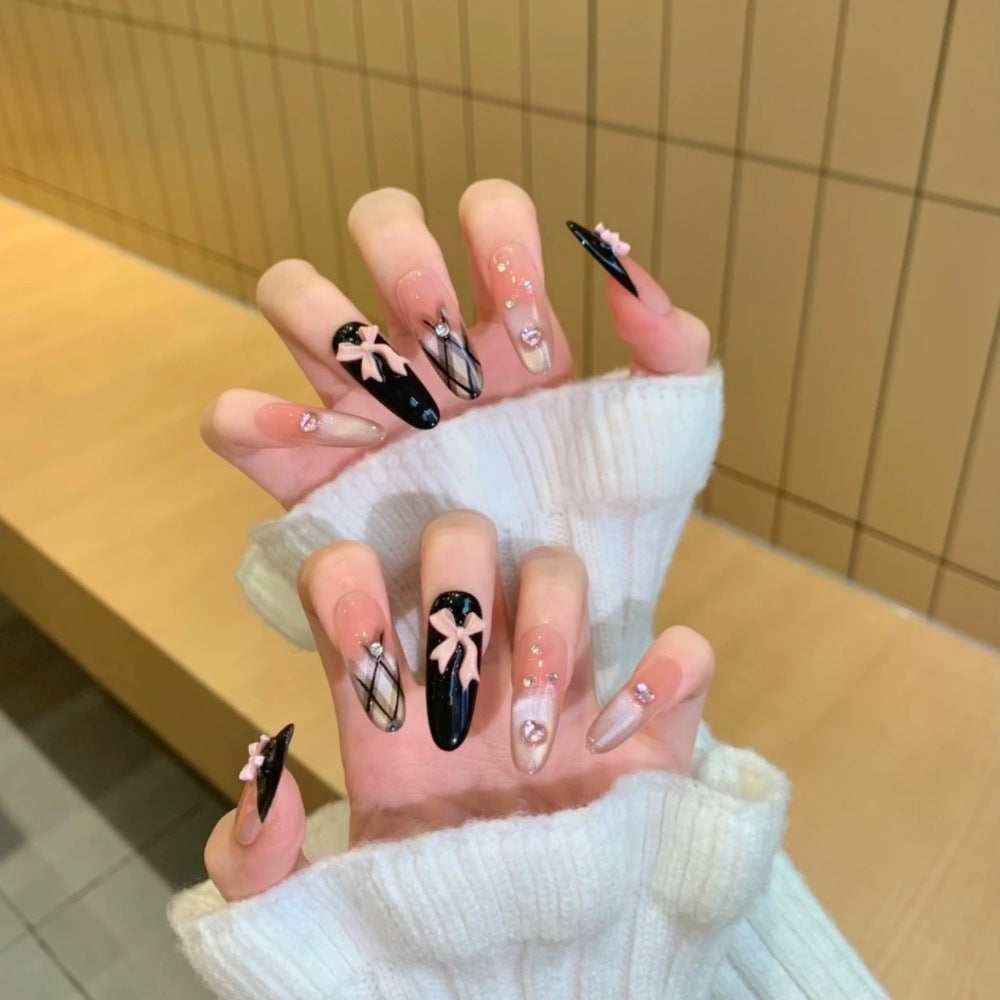 Künstlerisches Press-On-Nagelset mit kreativen Schleifen- und Edelsteinakzenten Brehn