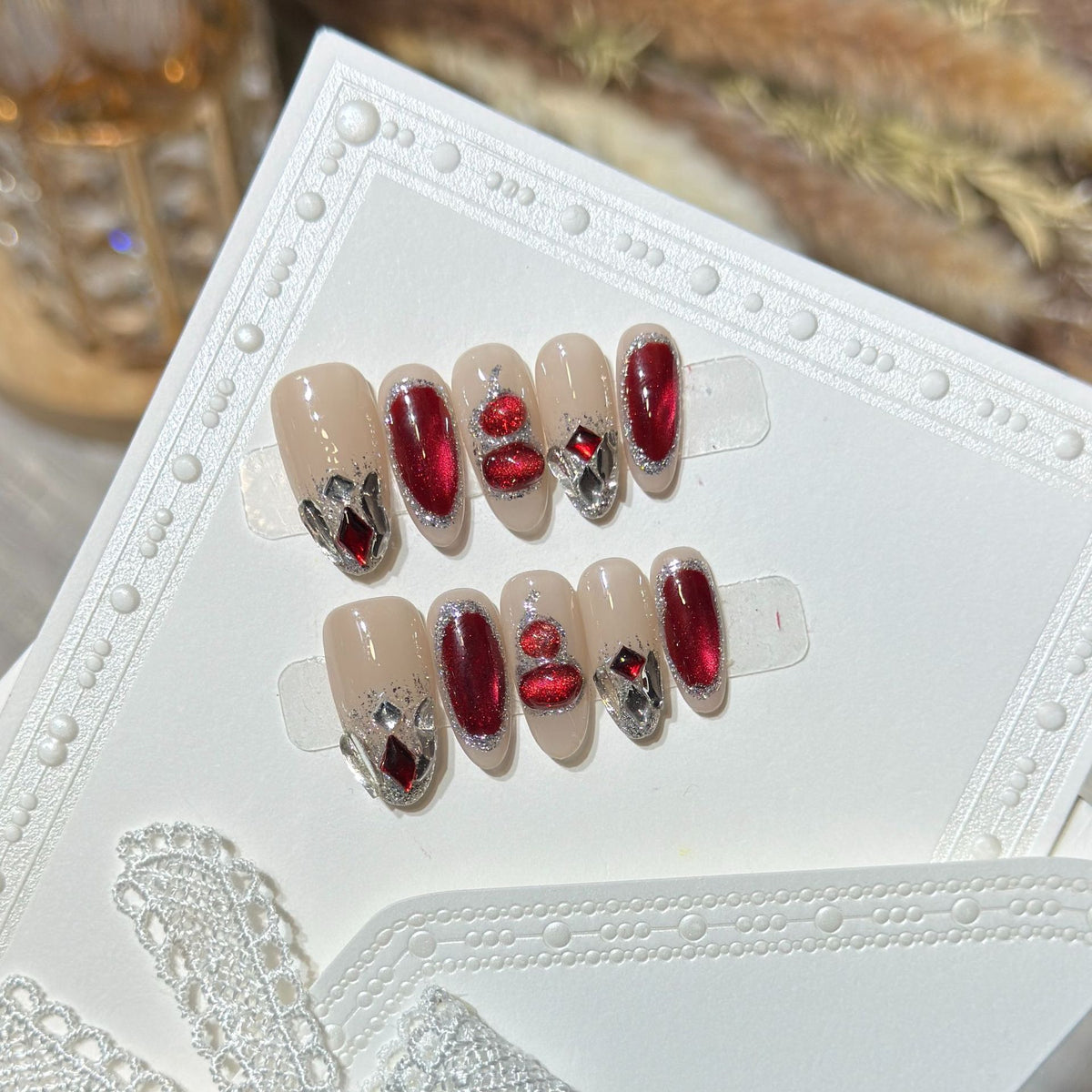 Premium Dekorative Press-On Nagelset mit Edelsteinakzenten Brehn
