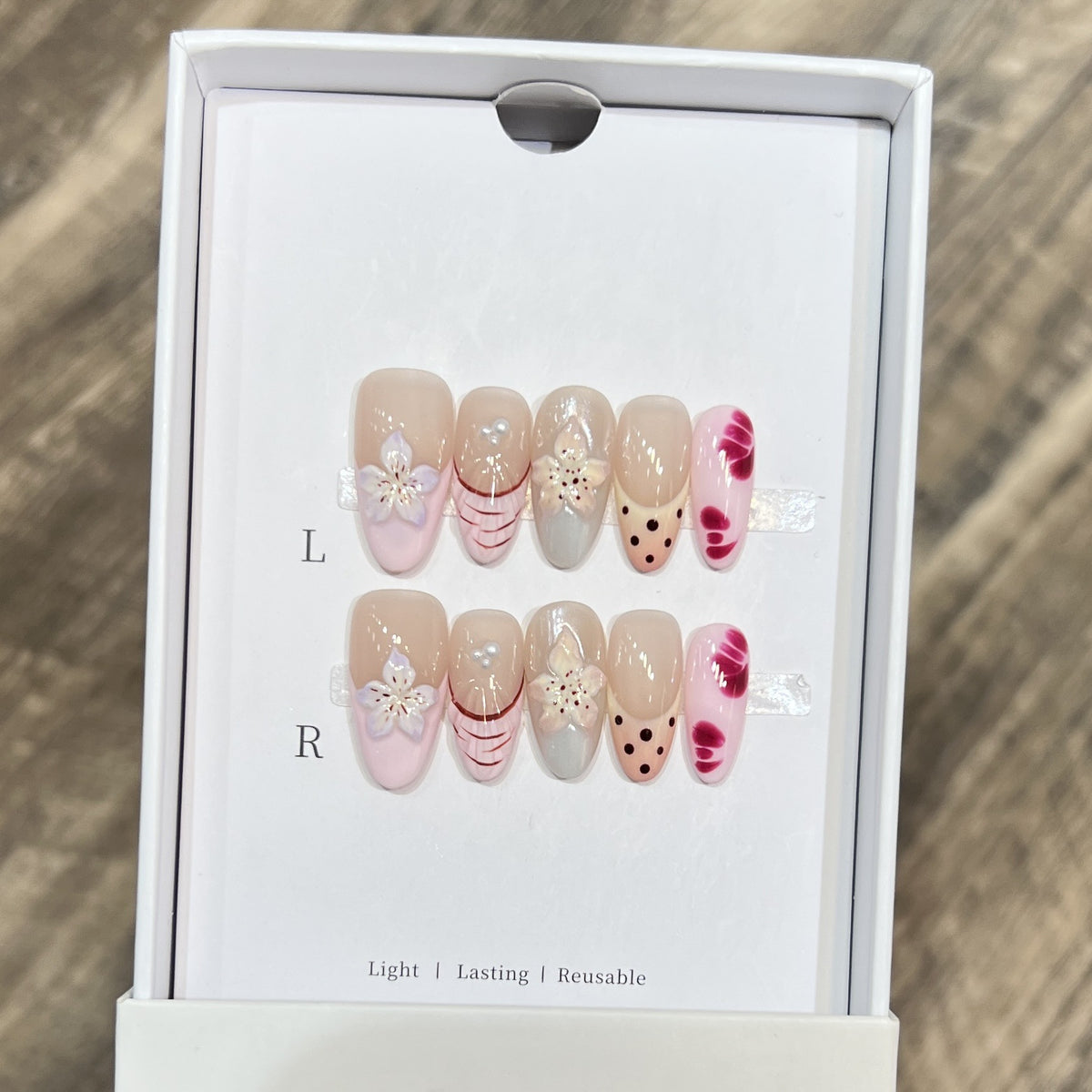 Blumen- und Punkte-Press-On-Nagelset Brehn