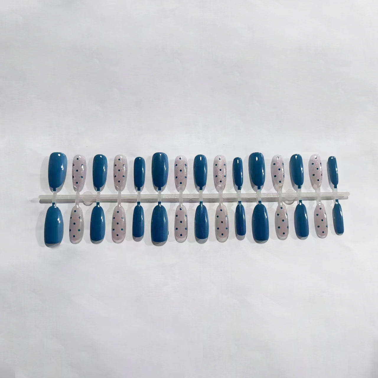 Elegantes Press-On-Nagelkunstset mit Juwelenelementen Brehn