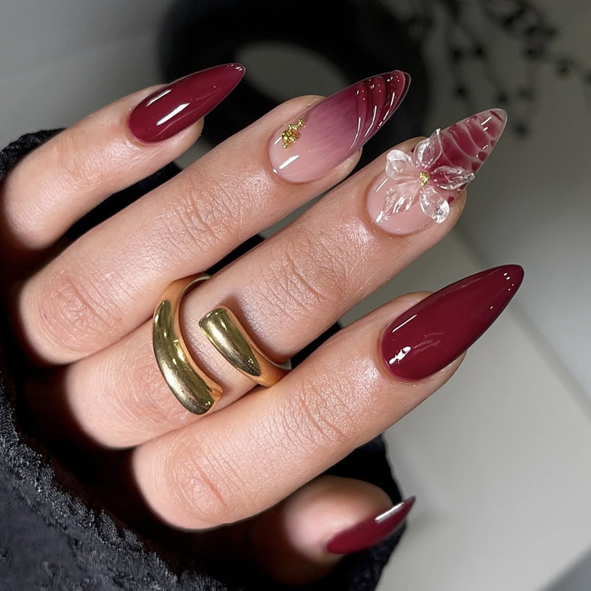 Kunstnagelset mit modernem Spitzen-Design und eindrucksvoller Blütenapplikation Brehn