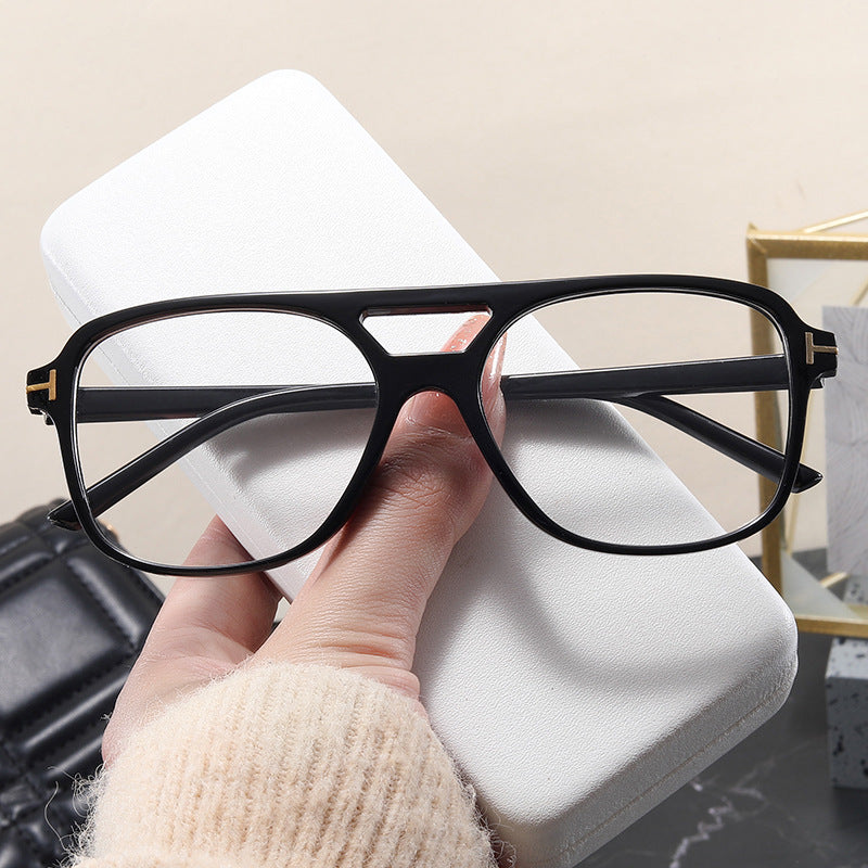 Damen modische Brille mit feinem Rahmen und strengen Konturen Brehn
