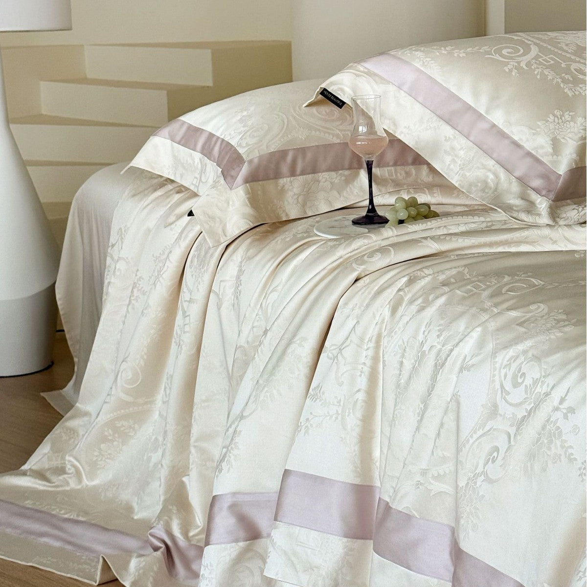 Luxuriöse Jacquard-Bettwäsche-Garnitur mit Damastmuster und Satinbordüre