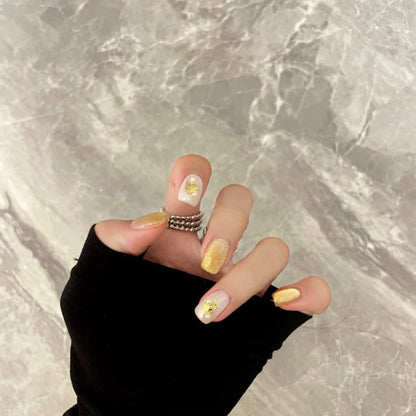 Elegantes Press-On-Nail-Art-Set mit goldenen Akzenten