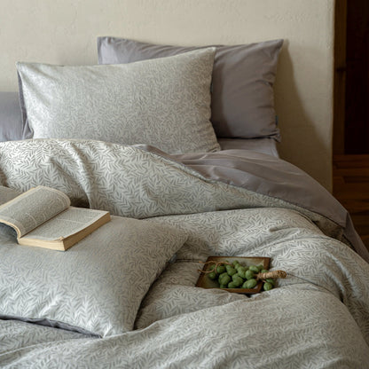 Duvetbezug-Garnitur aus Baumwoll‑Renforcé mit feinem Toile‑Blumenmuster und extraweichem Jersey‑Spannbettlaken