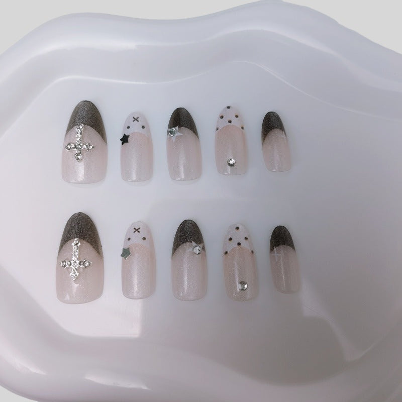 Glitzernde Kunstnagel-Design mit eleganten Akzenten Brehn
