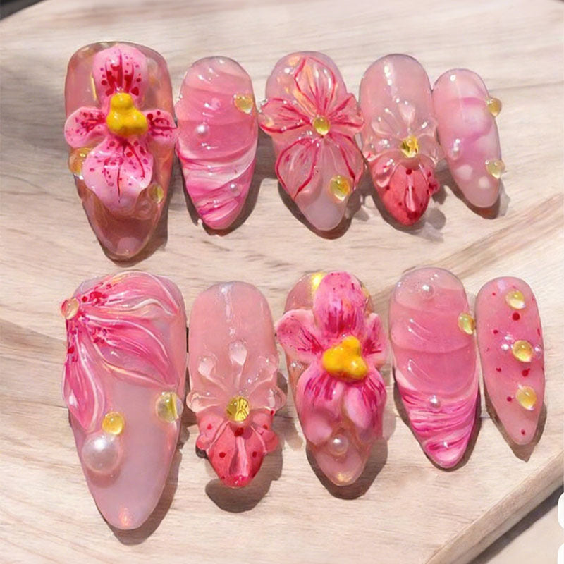 Kunstnagelset mit exquisiten floralen und 3D-Verzierungen Brehn